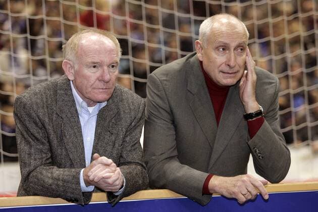 Präsident Dieter Krein (re.) und Ulrich Nikolinski (beide Cottbus), Leiter des Nachwuchsleistungszentrums des FC Energie Fußball 2. BL Herren Hasseröder Hallenmasters 2005, FC Energie Cottbus, Hallenfußball, Hallenturnier, Halle, Indoor Gruppe Riesa Nachdenklichkeit, Skepsis,