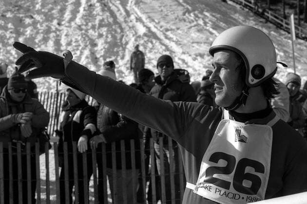 Ulrich Wehling (DDR) betrachtet skeptisch seine Punkte Nordische Kombination OS Winter Herren Olympische Winterspiele 1980, Olympia, Olympiade, Spiele, Nordischer Skisport, Ski Nordisch, Vsw Einzelbild Lake Placid Skepsis,