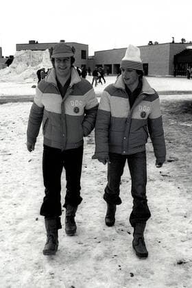 Ulrich Wehling (li.) und Uwe Dotzauer (beide DDR) im Olympischen Dorf Nordische Kombination OS Winter Herren Olympische Winterspiele 1980, Olympia, Olympiade, Spiele, Ski Nordisch, Nordischer Skisport, Vsw Gruppe Lake Placid Freude,