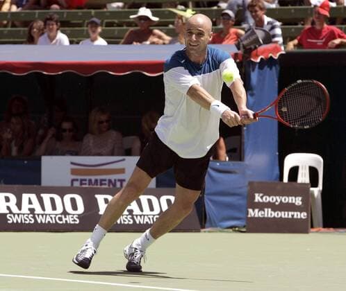 Andre Agassi (USA) - beidhändige Rückhand Tennis Herren Kooyong Classic 2005, ATP Tour, Hartplatz, Hardcourt, Hartplatztennis, Hartplatzturnier Einzelbild Melbourne
