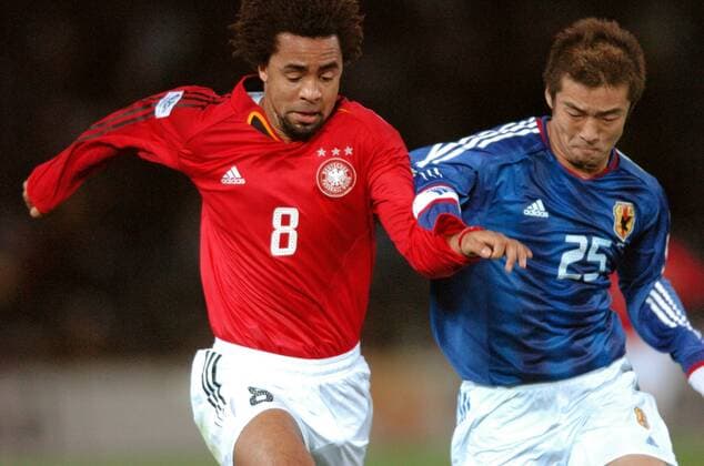 Patrick Owomoyela (Deutschland, li.) gegen Takayuki Chano (Japan) - PUBLICATION ONLY FOR GERMAN, SWISS, AUSTRIAN AND HUNGARIAN MEDIA (Icon9350021) Fußball Länderspiel Herren Asienreise 2004, Asientour, Asien, Länderspiel, Freundschaftsspiel, Test, Testspiel Gruppe Yokohoma Dynamik, EDITORIAL USE ONLY