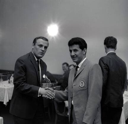 Jürgen Nöldner (li., DDR) empfängt von Leonel Sanchez (Chile) Glückwünsche zur Ehrung als Fußballer des Jahres 1966 in der DDR Fußball Länderspiel Herren Länderspiel 1966, Freundschaftsspiel, Test, Testspiel, Nationalmannschaft, Nationalteam, Mfneg, Vsw Gruppe Leipzig