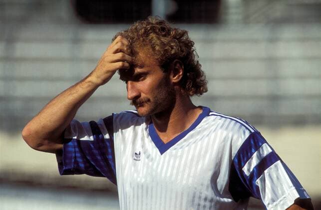 Rudi Völler (Marseille) nachdenklich während des Trainings Fußball Herren DEUTSCHSPRACHIGE SPORTZEITSCHRIFTEN UND -ZEITUNGEN NUR NACH RÜCKSPRACHE, Ligue Une 1992 1993, OM Einzelbild Marseille Nachdenklichkeit,
