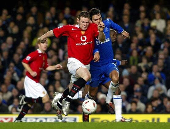 Wayne Rooney (Manchester United, li.) gegen Paulo Ferreira (Chelsea) Fußball Herren Carling Cup 2004 2005, English Premier League, Chelsea FC London - Manchester United 0:0, ManU Gruppe London Dynamik,