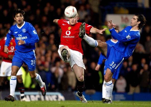 Wayne Rooney (Manchester United, Mitte) gegen Tiago, li.: Paulo Ferreira (beide Chelsea) Fußball Herren Carling Cup 2004 2005, English Premier League, Chelsea FC London - Manchester United 0:0, ManU Gruppe London Dynamik,