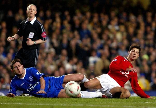 Frank Lampard (Chelsea, li.) und Cristiano Ronaldo (Manchester United) schauen dem Ball hinterher Fußball Herren Carling Cup 2004 2005, English Premier League, Chelsea FC London - Manchester United 0:0, ManU Gruppe London
