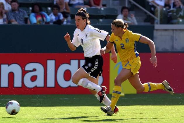 Birgit Prinz (li., Deutschland) gegen Karolina Westberg (Schweden) - PUBLICATION ONLY FOR GERMAN, SWISS, AUSTRIAN AND HUNGARIAN MEDIA (Icon9180688) Fußball WM Damen Weltmeisterschaft 2003, Länderspiel, Nationalmannschaft, Nationalteam, Nationaltrikot, Finale Gruppe Frauen, Frauenfußball Carson Dynamik, EDITORIAL USE ONLY