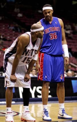 Rasheed Wallace (Detroit Pistons, re.) im Gespräch mit Vince Carter (New Jersey Nets) - PUBLICATION ONLY FOR GERMAN, SWISS, AUSTRIAN AND HUNGARIAN MEDIA (Icon7895129) Basketball Herren NBA 2004 2005, New Jersey Nets - Detroit Pistons 80:89, Vdig Gruppe East Rutherford EDITORIAL USE ONLY