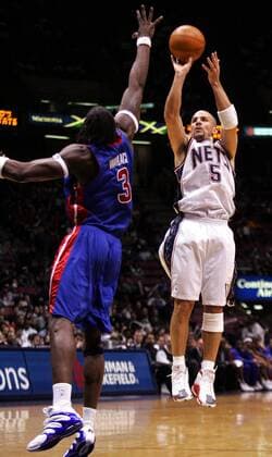 Jason Kidd (New Jersey Nets, re.) - Sprungwurf, Ben Wallace (Detroit Pistons) mit Abwehrversuch - PUBLICATION ONLY FOR GERMAN, SWISS, AUSTRIAN AND HUNGARIAN MEDIA (Icon7895133) Basketball Herren NBA 2004 2005, New Jersey Nets - Detroit Pistons 80:89, Vdig Gruppe East Rutherford Dynamik, EDITORIAL USE ONLY