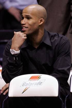 Richard Jefferson (New Jersey Nets) kann verletzungsbedingt nur zuschauen - PUBLICATION ONLY FOR GERMAN, SWISS, AUSTRIAN AND HUNGARIAN MEDIA (Icon7895134) Basketball Herren NBA 2004 2005, New Jersey Nets, Vdig Einzelbild East Rutherford EDITORIAL USE ONLY