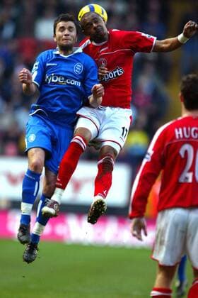 Damien Johnson (Birmingham, li.) gegen Shaun Bartlett (Charlton) Fußball Herren English Premier League 2004 2005, 1. Englische Liga, Charlton Athletic - Birmingham City 3:1, Vdig Gruppe Charlton Dynamik, Kampf,