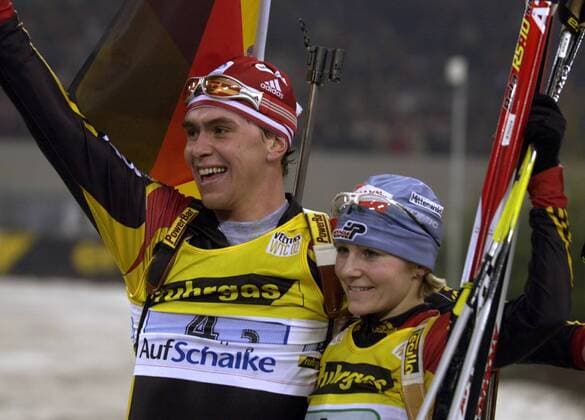 Das Siegerpaar Martina Glagow und Michael Greis (beide Deutschland) jubelt beim World Team Challenge 2002 Biathlon WTC 2002, World Team Challenge, Halle, Indoor, Staffel, Staffellauf, Staffelrennen, Vdig, Gruppe Arena Auf Schalke Gelsenkirchen Freude,