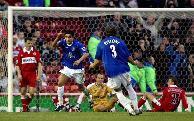 Torschütze Tim Cahill (2.v.li.) dreht jubelnd ab und freut sich mit Pistone (beide Everton) Fußball Herren English Premier League 2004 2005, 1. Englische Liga, FC Middlesbrough - FC Everton 1:1, Vdig Gruppe Middlesbrough Freude,