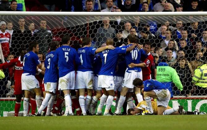 Rudelbildung: Während Torwart Mark Schwarzer (Middlesbrough) verletzt am Boden liegt kommt es zwischen den Spielern von Middlesbrough und Everton zu einer Rangelei Fußball Herren English Premier League 2004 2005, 1. Englische Liga, FC Middlesbrough - FC Everton 1:1, Vdig Totale Middlesbrough Spannung