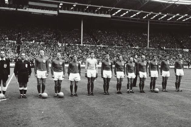Mannschaftsvorstellung England, v.li.: Linienrichter Karol Galba (CSSR), Bobby Moore, George Cohen, Alan Ball, Torwart Gordon Banks, Roger Hunt, Ray Wilson, Nobby Stiles, Bobby Charlton, Geoff Hurst, Martin Peters, Jack Charlton Fußball WM Herren Weltmeisterschaft 1966, Nationalmannschaft, Nationalteam, Nationaltrikot, Länderspiel, Endspiel, Vsw Totale Wembley Stadion, BRD, BR London, Mannschaftsbild, Mannschaftsfoto
