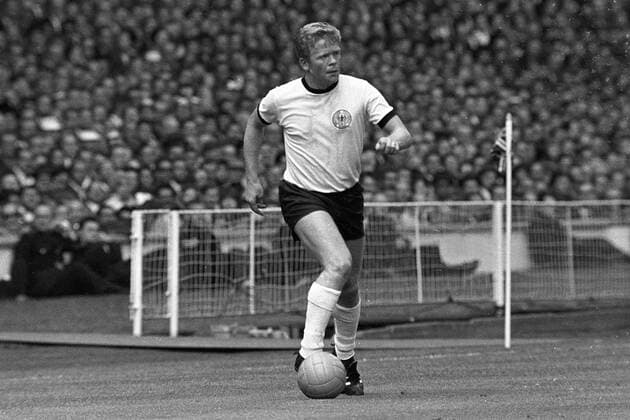 Helmut Haller (Deutschland) am Ball Fußball WM Herren Weltmeisterschaft 1966, Nationalmannschaft, Nationalteam, Nationaltrikot, Länderspiel, Endspiel, Vsw Einzelbild London
