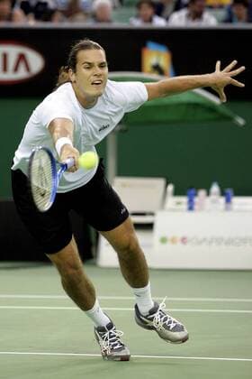 Thomas Haas (Deutschland) streckt sich nach dem Ball Tennis Herren Australian Open 2005, ATP Tour, Grand Slam, Hartplatz, Hardcourt, Hartplatztennis, Hartplatzturnier, Einzelbild Melbourne Dynamik,