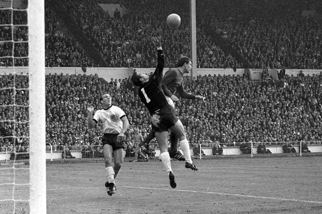 Geoff Hurst (England, re.) gegen Torwart Hans Tilkowski und Horst-Dieter Höttges (beide Deutschland) Fußball WM Herren Weltmeisterschaft 1966, Nationalmannschaft, Nationalteam, Nationaltrikot, Länderspiel, Endspiel Totale Wembley Stadion London Abwehr,