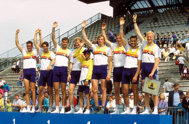 Der Deutschland Achter bei der Siegerehrung, v.li.: x, x, x, Armin Eichholz, Steuermann Manfred Klein, Bahne Rabe, x, Eckhardt Schulz, x Rudern Herren Rudersport 1992, Weltcup, Welt-Cup, Worldcup, World, WC Gruppe Freude,