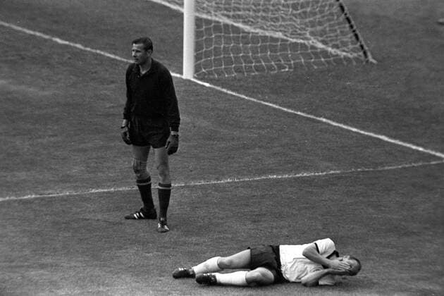 Uwe Seeler (re., BR Deutschland) verletzt am Boden, Torwart Lev Yashin (Sowjetunion) unentschlossen daneben Fußball WM Herren Weltmeisterschaft 1966, Länderspiel, Nationalmannschaft, Nationalteam, Nationaltrikot, Vneg, Vsw Gruppe Jashin, Yaschin Liverpool