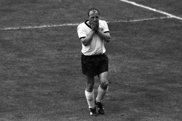 Uwe Seeler (BR Deutschland) fassungslos Fußball WM Herren Weltmeisterschaft 1966, Länderspiel, Nationalmannschaft, Nationalteam, Nationaltrikot, Vneg, Vsw Einzelbild Liverpool Enttäuschung, Verzweiflung,