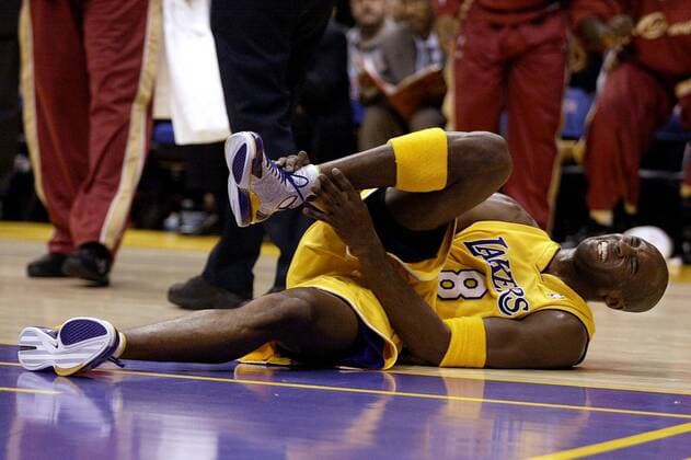 Kobe Bryant (Los Angeles Lakers) liegt verletzt am Boden - PUBLICATION ONLY FOR GERMAN, SWISS, AUSTRIAN AND HUNGARIAN MEDIA (Icon5923037) Basketball Herren NBA 2004 2005, Einzelbild Los Angeles EDITORIAL USE ONLY