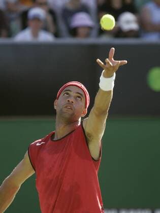 James Blake (USA) - Aufschlag Tennis Herren Australian Open 2005, ATP Tour, Grand Slam Einzelbild Melbourne