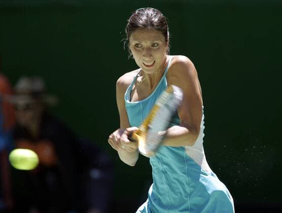 Anastasia Myskina (Rußland) - beidhändige Rückhand Tennis Damen Australian Open 2005, WTA Tour, Grand Slam, Einzelbild Melbourne Dynamik,