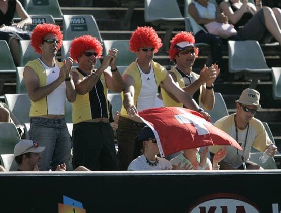 Schweizer Patty Schnyder Fans haben sich in Oberteile, wie sie ihre Lieblingstennisspielerin auch trägt, gezwängt und feiern ihren Star Tennis Damen Australian Open 2005, WTA Tour, Grand Slam Gruppe Melbourne Freude,