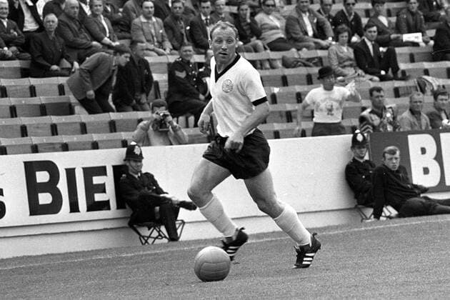 Uwe Seeler (BR Deutschland) am Ball Fußball WM Herren Weltmeisterschaft 1966, Länderspiel, Nationalmannschaft, Nationalteam, Nationaltrikot, Vneg, Vsw Einzelbild Sheffield Dynamik,