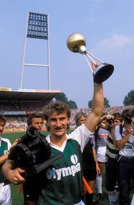 Rudi Völler (li., Bremen) präsentiert die Kicker Torjägerkanone und die Trophäe für den Fußballer des Jahres 1982 1983 Fußball 1. BL Herren DEUTSCHSPRACHIGE SPORTZEITSCHRIFTEN UND -ZEITUNGEN NUR NACH RÜCKSPRACHE, Saison 1983 1984 Einzelbild Spieler Bremen
