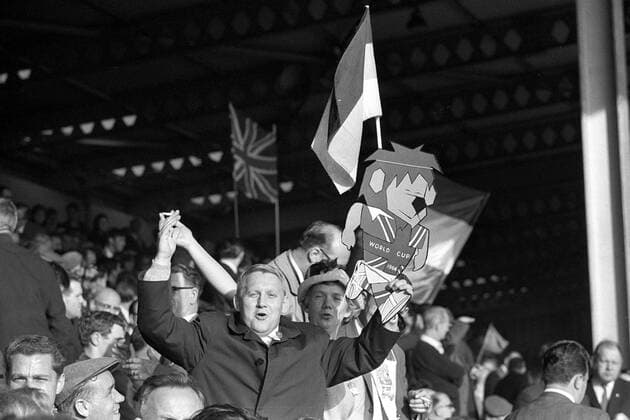 Deutsche Fans mit Nationalfahne und dem WM Maskottchen World Cup Willie Fußball WM Herren Weltmeisterschaft 1966, Länderspiel, Nationalmannschaft, Nationalteam, Vneg, Vsw Gruppe Birmingham