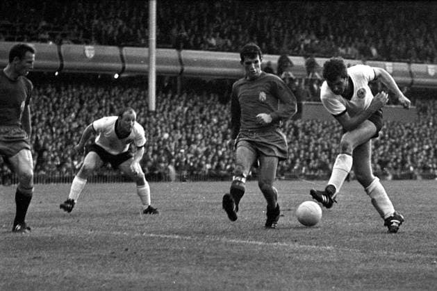 Lothar Emmerich (re., BR Deutschland) zieht ab Fußball WM Herren Weltmeisterschaft 1966, Länderspiel, Nationalmannschaft, Nationalteam, Nationaltrikot, Vneg, Vsw Gruppe Birmingham Dynamik,