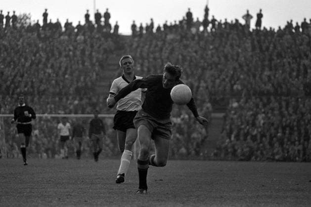 Siegfried Held (hi., BR Deutschland) verfolgt Ignacio Zoco (Spanien) Fußball WM Herren Weltmeisterschaft 1966, Länderspiel, Nationalmannschaft, Nationalteam, Nationaltrikot, Vneg, Vsw Gruppe Sigfried, Siggi Birmingham Dynamik,