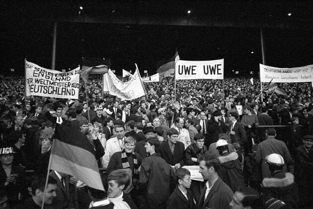 Deutsche Fans grüßen mit Plakaten Uwe Seeler und meinen: Die Beatles kommen aus England, der Weltmeister aus Deutschland Fußball WM Herren Weltmeisterschaft 1966, Länderspiel, Nationalmannschaft, Nationalteam, Vneg, Vsw Totale deutscher, deutsche Birmingham