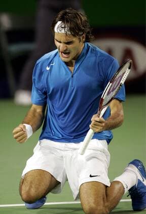 Roger Federer (Schweiz) kniet am Boden und jubelt Tennis Herren Australian Open 2005, ATP Tour, Grand Slam, Hartplatz, Hardcourt, Hartplatztennis, Hartplatzturnier Einzelbild pan8040 Melbourne Begeisterung, Freude,  