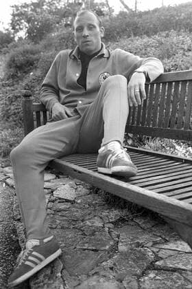 Uwe Seeler (BR Deutschland) relaxt während der WM 1966 auf einer Gartenbank vor dem Mannschaftsquartier Fußball WM Herren Weltmeisterschaft 1966, Länderspiel, Nationalmannschaft, Nationalteam, Vneg, Vsw Einzelbild