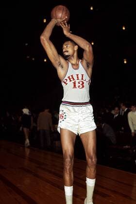 Wilt Chamberlain (Philadelphia 76ers) - Korbwurf - PUBLICATION ONLY FOR GERMAN, SWISS, AUTRIAN AND HUNGARIAN MEDIA (Icon5980054) Basketball Herren NBA 1967 1968, Philadelphia 76ers, 76 ers, Sixers, Vdia Einzelbild EDITORIAL USE ONLY