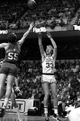Larry Bird (Boston Celtics, re) - Korbwurf gegen Kiki Vandeweghe (Denver Nuggets) - PUBLICATION ONLY FOR GERMAN, SWISS, AUSTRIAN AND HUNGARIAN MEDIA (Icon5921815) Basketball Herren NBA 1983 1984, Boston Celtics - Denver Nuggets, Vneg, Vsw Gruppe Boston EDITORIAL USE ONLY