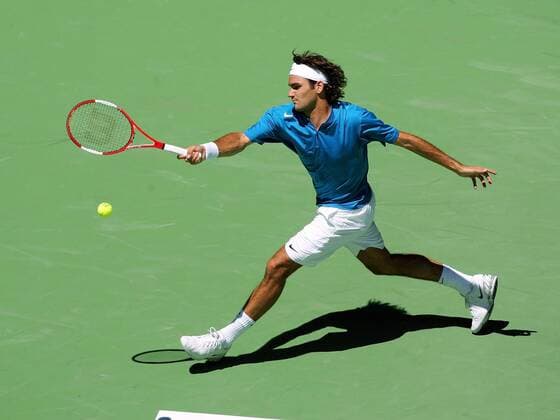 Roger Federer (Schweiz) - Vorhand Tennis Herren Australian Open 2005, ATP Tour, Grand Slam, Hartplatz, Hardcourt, Hartplatztennis, Hartplatzturnier Einzelbild Melbourne Dynamik,