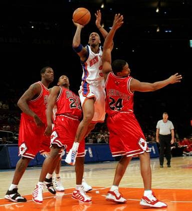 Stephon Marbury (New York Knicks, Mitte) setzt sich gegen Othella Harrington (re.) und Chris Duhon (beide Chicago Bulls) durch - PUBLICATION ONLY FOR GERMAN, SWISS, AUSTRIAN AND HUNGARIAN MEDIA (Icon7895164) Basketball Herren NBA 2004 2005, New York Knicks - Chicago Bulls 86:88, NY, N Y Gruppe New York Dynamik, Höhe, Überlegenheit, EDITORIAL USE ONLY