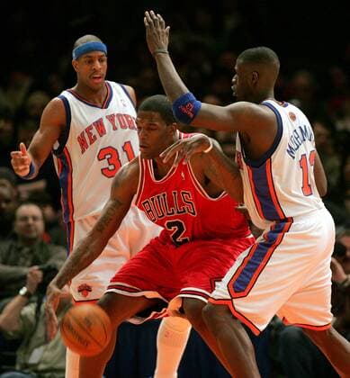 Eddy Curry (Chicago Bulls, Mitte) gegen Nazr Mohammed (re.) und Jerome Williams (beide New York Knicks) - PUBLICATION ONLY FOR GERMAN, SWISS, AUSTRIAN AND HUNGARIAN MEDIA (Icon7895161) Basketball Herren NBA 2004 2005, New York Knicks - Chicago Bulls 86:88, NY, N Y Gruppe New York Dynamik, EDITORIAL USE ONLY