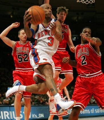 Stephon Marbury (New York Knicks) steht in der Luft - umringt von Eddy Curry (re.), Eric Piatkowski (li.) und Andres Nocioni (alle Chicago Bulls) - PUBLICATION ONLY FOR GERMAN, SWISS, AUSTRIAN AND HUNGARIAN MEDIA (Icon7895166) Basketball Herren NBA 2004 2005, New York Knicks - Chicago Bulls 86:88, NY, N Y Gruppe New York Dynamik, EDITORIAL USE ONLY