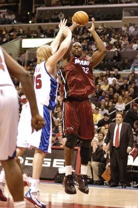 Shaquille O Neal (Miami Heat, re.) zieht vor Chris Kaman (Los Angeles Clippers) ab - PUBLICATION ONLY FOR GERMAN, SWISS, AUSTRIAN AND HUNGARIAN MEDIA (Icon4030411) Basketball Herren NBA 2004 2005, Los Angeles Clippers - Miami Heat 114:112 n.V., LA, L.A. Gruppe Los Angeles EDITORIAL USE ONLY