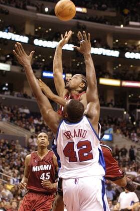 Udonis Haslem (Miami Heat, hi.) gegen Elton Brand (Los Angeles Clippers) - PUBLICATION ONLY FOR GERMAN, SWISS, AUSTRIAN AND HUNGARIAN MEDIA (Icon4030416) Basketball Herren NBA 2004 2005, Los Angeles Clippers - Miami Heat 114:112 n.V., LA, L.A. Gruppe Los Angeles Dynamik, EDITORIAL USE ONLY
