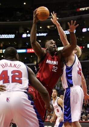 Shaquille O Neal (Miami Heat, Mitte) setzt sich durch - PUBLICATION ONLY FOR GERMAN, SWISS, AUSTRIAN AND HUNGARIAN MEDIA (Icon9100021) Basketball Herren NBA 2004 2005, Los Angeles Clippers - Miami Heat 114:112 n.V., LA, L.A. Gruppe Los Angeles EDITORIAL USE ONLY