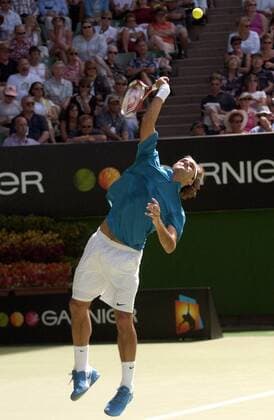 Roger Federer (Schweiz) - Aufschlag Tennis Herren Australian Open 2005, Grand Slam, ATP-Tour, Hartplatz, Hardcourt, Hartplatztennis, Hartplatzturnier Einzelbild Melbourne Dynamik,