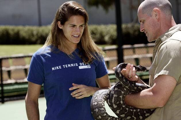 Tierfreundin Amelie Mauresmo (Frankreich) nähert sich furchtlos einer Schlange Tennis Damen Australian Open 2005, WTA-Tour Gruppe Melbourne