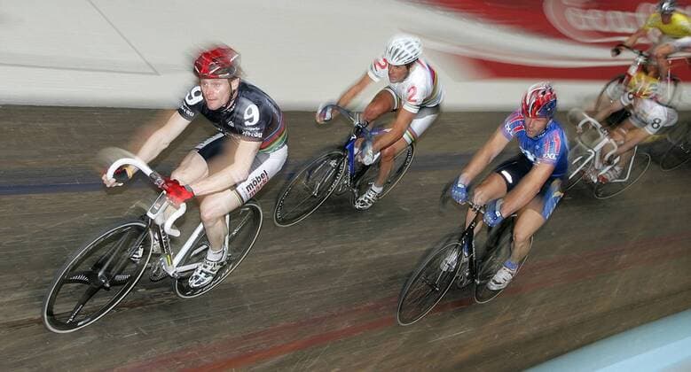 Bruno Risi (Schweiz, li.) gefolgt von Juan Esteban Curuchet (Argentinien, Mitte) und Ronny Lauke (Deutschland) Radsport Herren 22. Stuttgarter Sechstagerennen 2005, Sechstage, sechs Tage, Sixdays, six days, Rad, Bahnrad, Halle Gruppe Stuttgart Dynamik