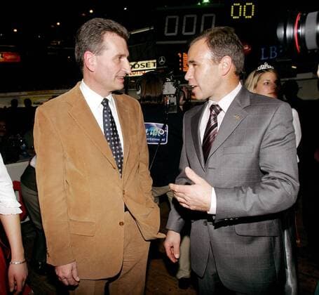 Günther Öttinger (Fraktionsvorsitzender im Landtag Baden Württemberg CDU, li.) im Gespräch mit dem Organisator Roman Hermann (beide Deutschland) Radsport Herren 22. Stuttgarter Sechstagerennen 2005, Sechstage, sechs Tage, Sixdays, six days, Rad, Bahnrad, Halle Gruppe Stuttgart